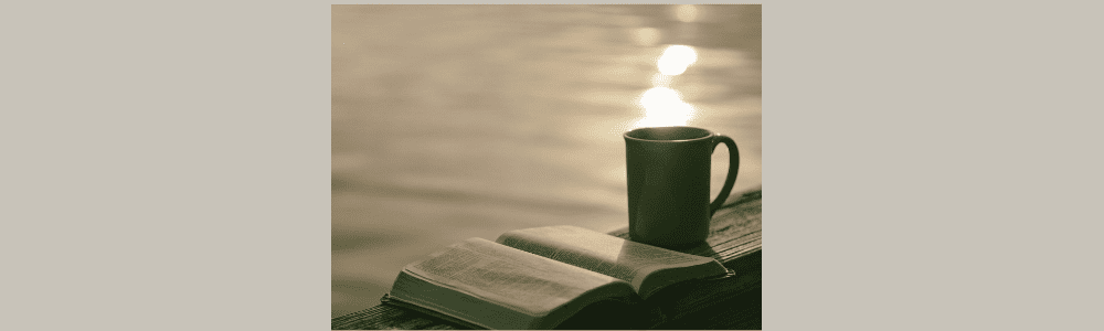 Stille Zeit am See mit Bibel und Tasse