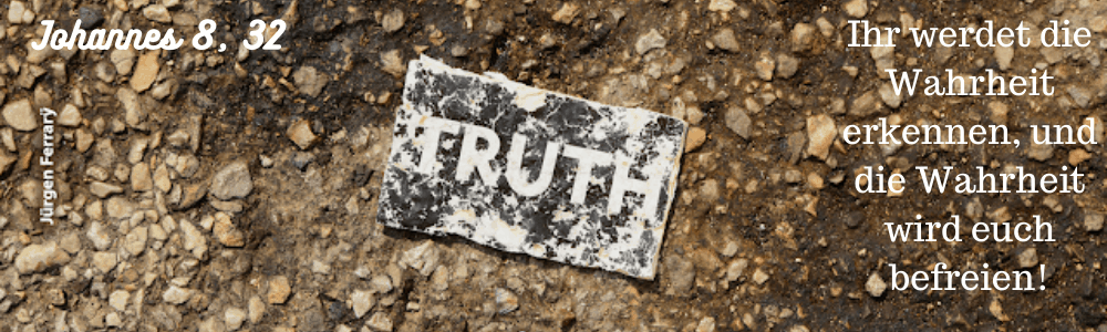 Auf Kieselsteineen liegt ein Schild "Truth"