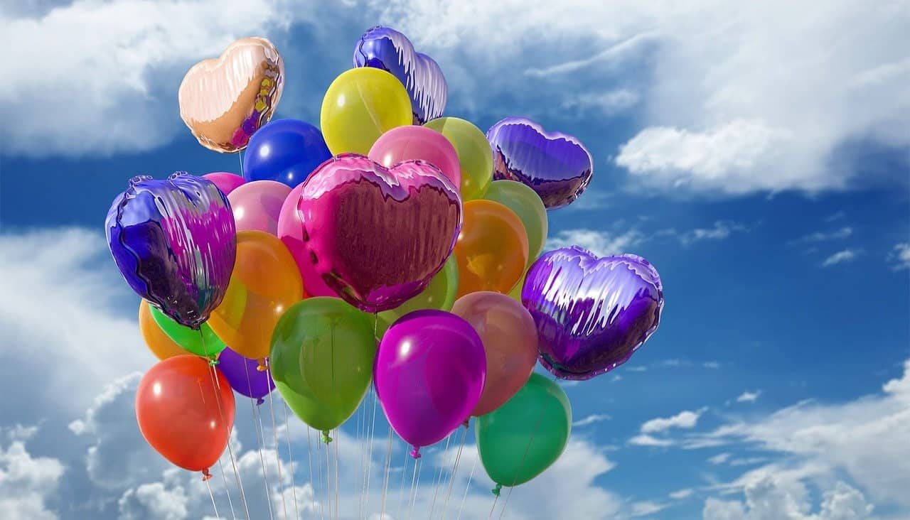 Bunte Luftballons als Herzen