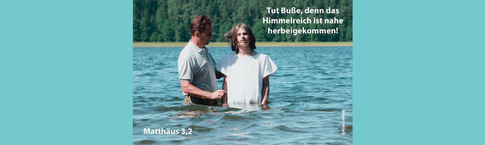 Ein Mann tauft den Teenager im See See
