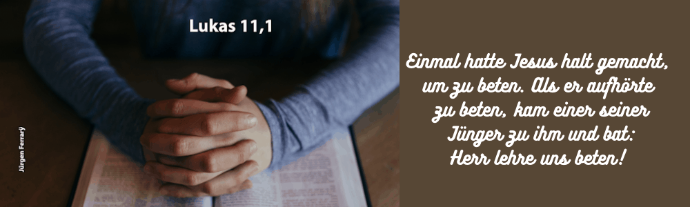 betende Hände auf der Bibel