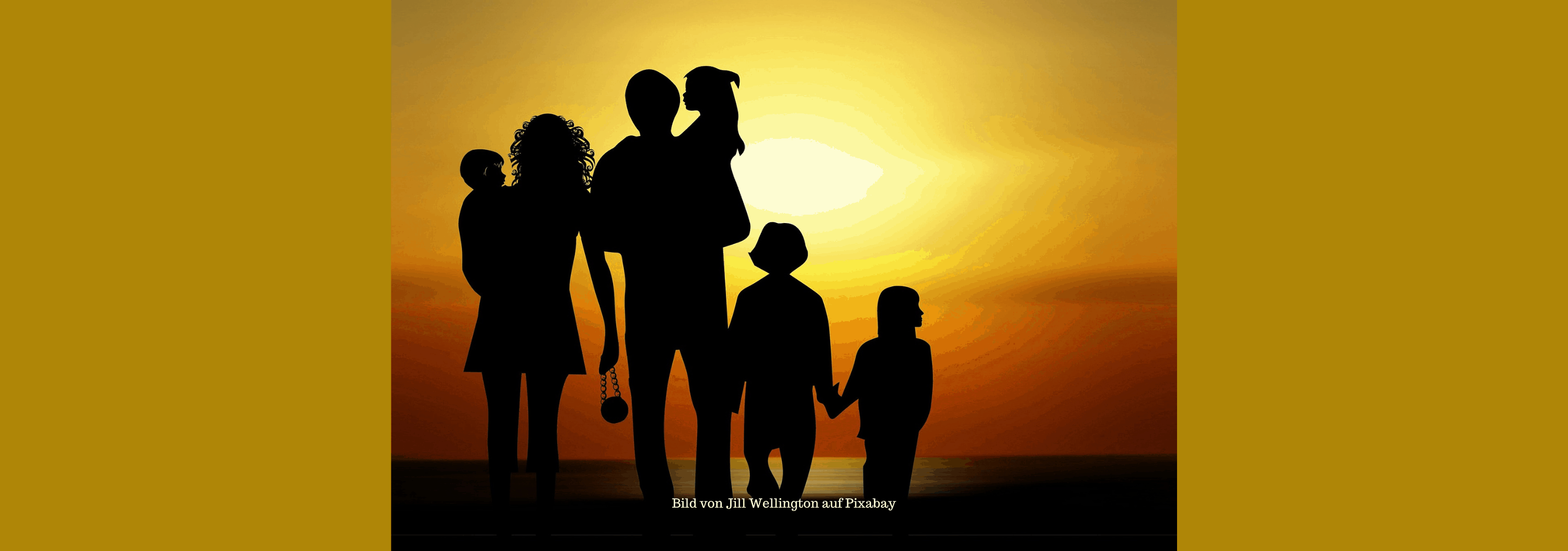 Familie am Wasser beim Sonnenuntergang