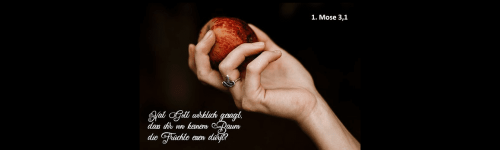 Eine Hand mit einem Schlangenring hält einen Apfel