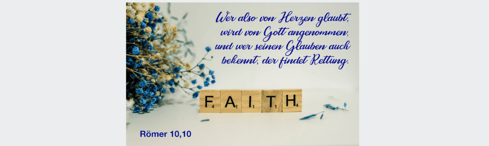 Mit Scrabbelbuchstaben faith aufgestellt und Trockenblumen