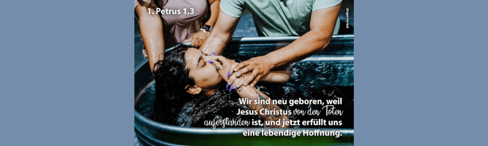 Eine Frau wird in einer Wanne getauft