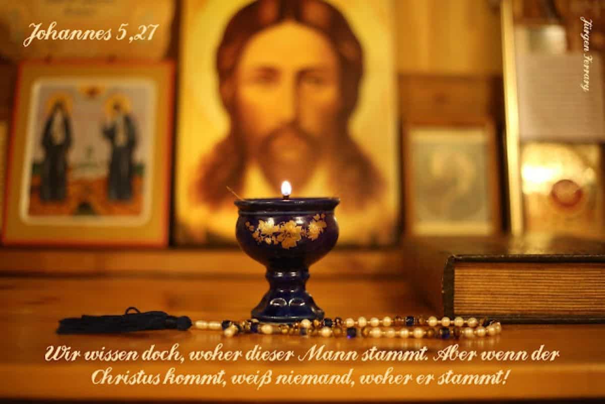 Bild Messias hinter einem Tisch mit Kerze und Rosenkranz
