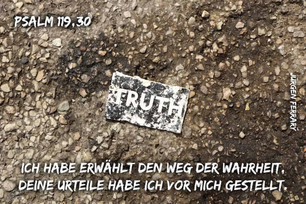 Auf dem Steinboden liegt ein Zettel mit dem Wort Truth
